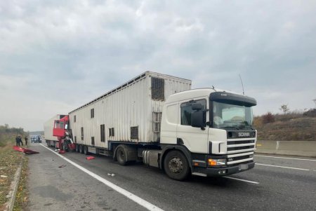 Спасатели деблокировали зажатого в грузовом автомобиле водителя (обновлено, добавлены фото)