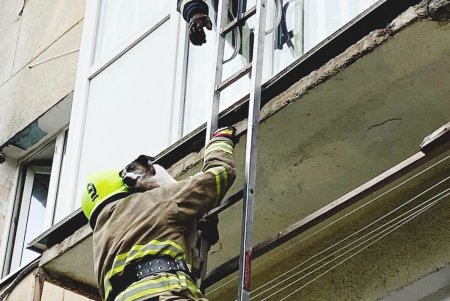 В Малиновском районе спасли двух щенков из задымленной квартиры, в которой хозяева оставили включенной газовую плиту (фото)
