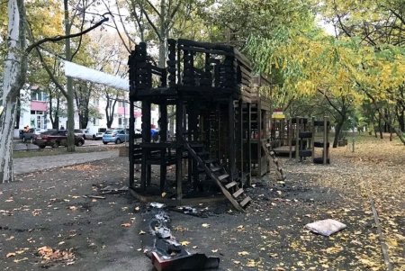 В сквере Героической обороны Одессы вандалы сожгли детскую площадку (фото) 