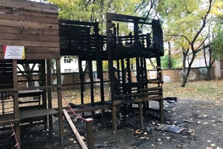 В сквере Героической обороны Одессы вандалы сожгли детскую площадку (фото) 