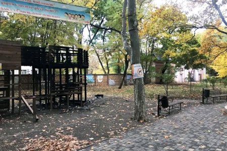 В сквере Героической обороны Одессы вандалы сожгли детскую площадку (фото) 