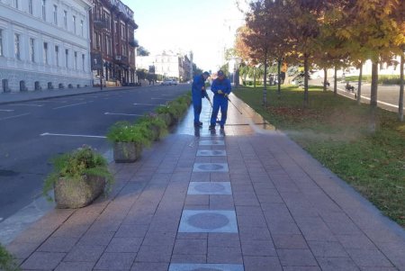 В Приморском районе коммунальщики привели в порядок памятники и территории бюветов (фото)