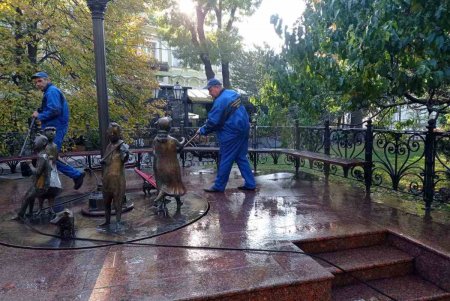 В Приморском районе коммунальщики привели в порядок памятники и территории бюветов (фото)