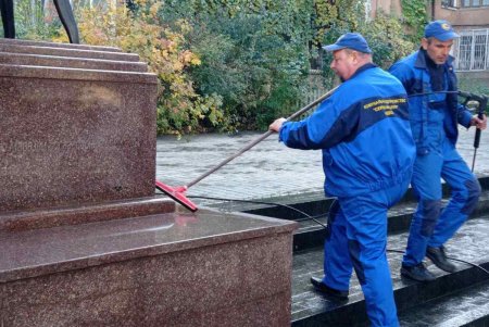 В Приморском районе коммунальщики привели в порядок памятники и территории бюветов (фото)