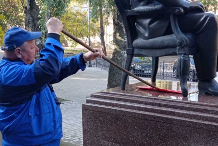 В Приморском районе коммунальщики привели в порядок памятники и территории бюветов (фото)