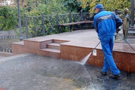 В Приморском районе коммунальщики привели в порядок памятники и территории бюветов (фото)