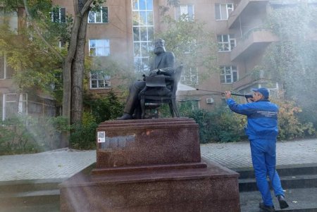 В Приморском районе коммунальщики привели в порядок памятники и территории бюветов (фото)