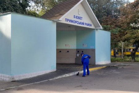 В Приморском районе коммунальщики привели в порядок памятники и территории бюветов (фото)