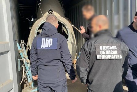 Государственное бюро расследований обнаружило на одесской таможне незадекларированный вертолет (фото, видео)