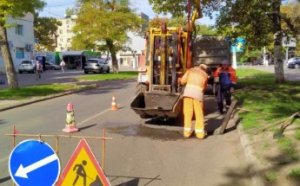 С начала осени в Одессе отремонтировали 45 дождеприемных колодцев (фото)