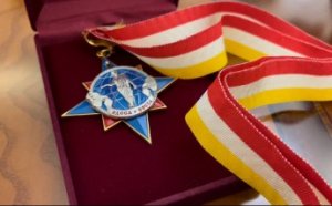Шесть тонн медикаментов, внедорожник и лодка для нужд города: Франция продолжает помогать Одессе (фото, видео)