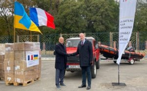 Шесть тонн медикаментов, внедорожник и лодка для нужд города: Франция продолжает помогать Одессе (фото, видео)