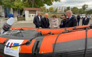Шесть тонн медикаментов, внедорожник и лодка для нужд города: Франция продолжает помогать Одессе (фото, видео)