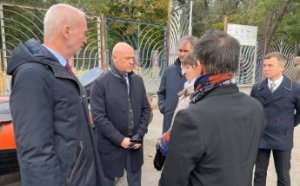 Шесть тонн медикаментов, внедорожник и лодка для нужд города: Франция продолжает помогать Одессе (фото, видео)