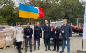 Шесть тонн медикаментов, внедорожник и лодка для нужд города: Франция продолжает помогать Одессе (фото, видео)