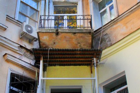 На Пастера есть дом, который занимает целый квартал (фоторепортаж) 