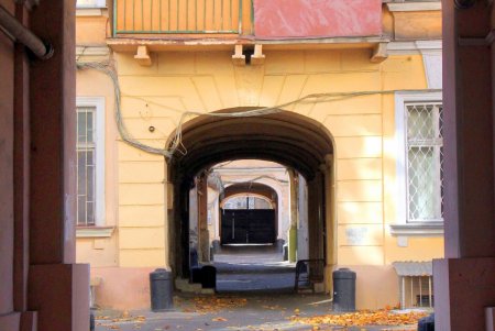 На Пастера есть дом, который занимает целый квартал (фоторепортаж) 