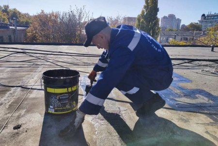 Коммунальщики восстановили десять остановочных комплексов, изуродованных вандалами в октябре (фото)