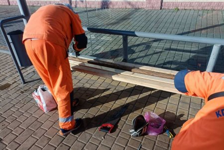 Коммунальщики восстановили десять остановочных комплексов, изуродованных вандалами в октябре (фото)