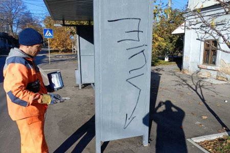 Коммунальщики восстановили десять остановочных комплексов, изуродованных вандалами в октябре (фото)