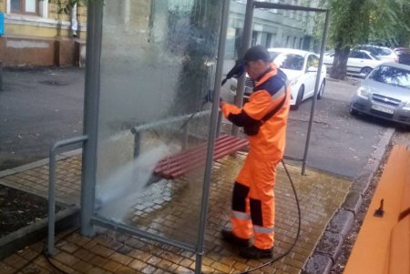 Коммунальщики восстановили десять остановочных комплексов, изуродованных вандалами в октябре (фото)