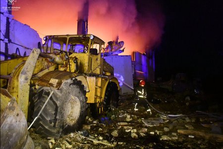 Российские оккупанты выпустили по Николаеву ракеты С-300: разрушен склад, повреждено здание и автомобили (фото)
