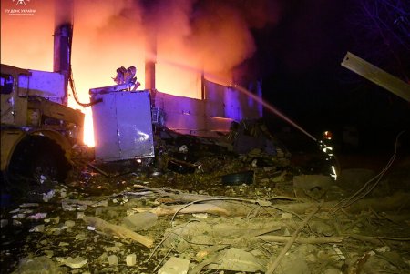 Российские оккупанты выпустили по Николаеву ракеты С-300: разрушен склад, повреждено здание и автомобили (фото)