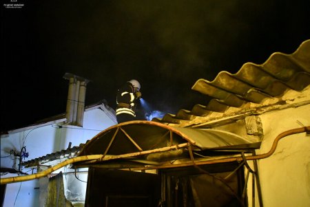 Российские оккупанты выпустили по Николаеву ракеты С-300: разрушен склад, повреждено здание и автомобили (фото)