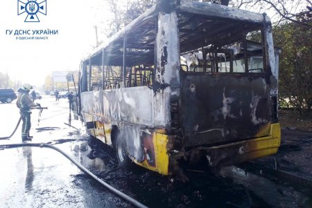 На Воробьева загорелась маршрутка с пассажирами: пострадавших нет (видео)