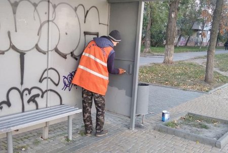 Одесские коммунальщики привели в порядок остановки общественного транспорта, в том числе изрисованную вандалами (фото)