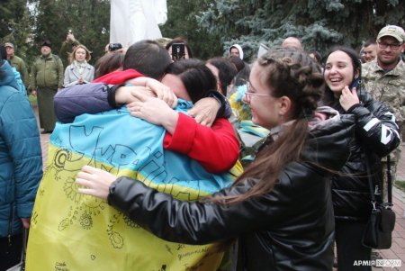 В Одесскую область из российского плена вернулись семь молодых бойцов (фото)