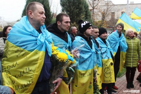 В Одесскую область из российского плена вернулись семь молодых бойцов (фото)