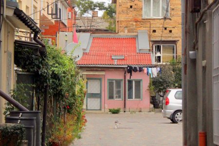 Улица Нежинская: купеческие дома, дворы-колодцы и новоделы, которые вписались в общую старинную атмосферу (фоторепортаж) 