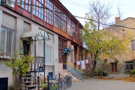 Улица Нежинская: купеческие дома, дворы-колодцы и новоделы, которые вписались в общую старинную атмосферу (фоторепортаж) 
