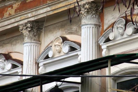 Улица Нежинская: купеческие дома, дворы-колодцы и новоделы, которые вписались в общую старинную атмосферу (фоторепортаж) 