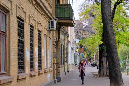 Улица Нежинская: купеческие дома, дворы-колодцы и новоделы, которые вписались в общую старинную атмосферу (фоторепортаж) 