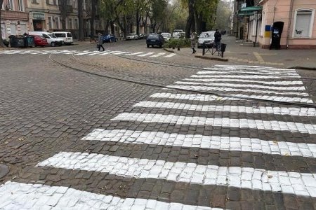 На перекрестке Нежинской и Дворянской обновили разметку пешеходных переходов (фото)