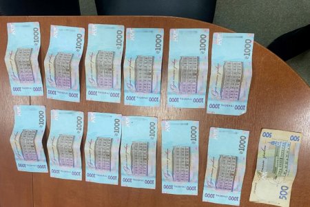 Государственный исполнитель в Одессе задержан при получении взятки в 12 500 гривен за обещание снятия ареста с квартиры (фото, видео)