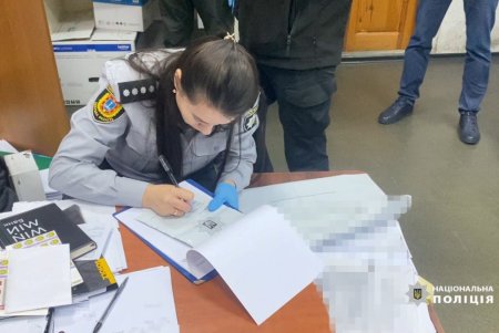 Государственный исполнитель в Одессе задержан при получении взятки в 12 500 гривен за обещание снятия ареста с квартиры (фото, видео)