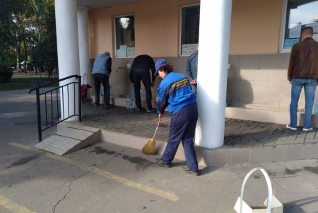 В Малиновском районе коммунальщики привели в порядок памятники и бюветы (фото)