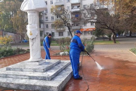 В Малиновском районе коммунальщики привели в порядок памятники и бюветы (фото)