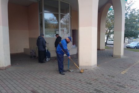 В Малиновском районе коммунальщики привели в порядок памятники и бюветы (фото)