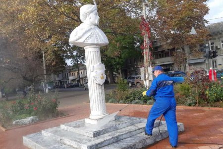 В Малиновском районе коммунальщики привели в порядок памятники и бюветы (фото)