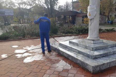 В Малиновском районе коммунальщики привели в порядок памятники и бюветы (фото)