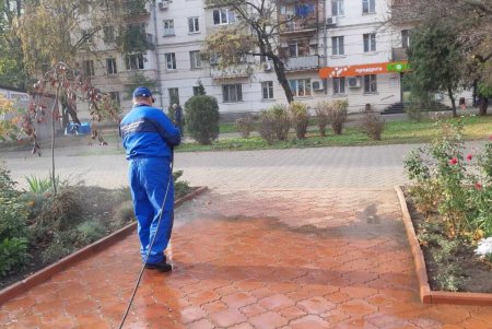 В Малиновском районе коммунальщики привели в порядок памятники и бюветы (фото)