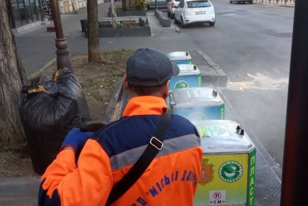 По всему городу коммунальщики приводят в порядок остановки и чистят канализацию (фото)