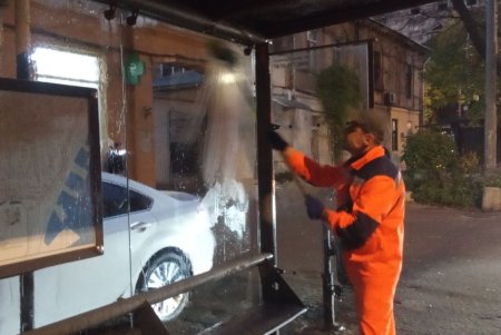 По всему городу коммунальщики приводят в порядок остановки и чистят канализацию (фото)
