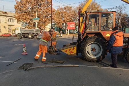 По всему городу коммунальщики приводят в порядок остановки и чистят канализацию (фото)