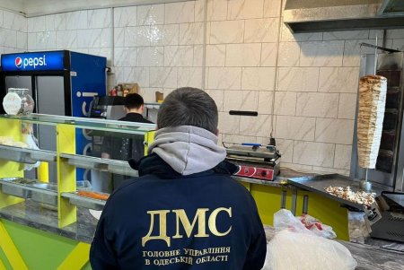 Двух нелегалов из Туркменистана, которые незаконно работали в общепите Одессы, вернут в страну проживания