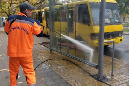 Коммунальщики продолжают ремонтировать дождеприемники и приводить в порядок остановочные комплексы (фото)